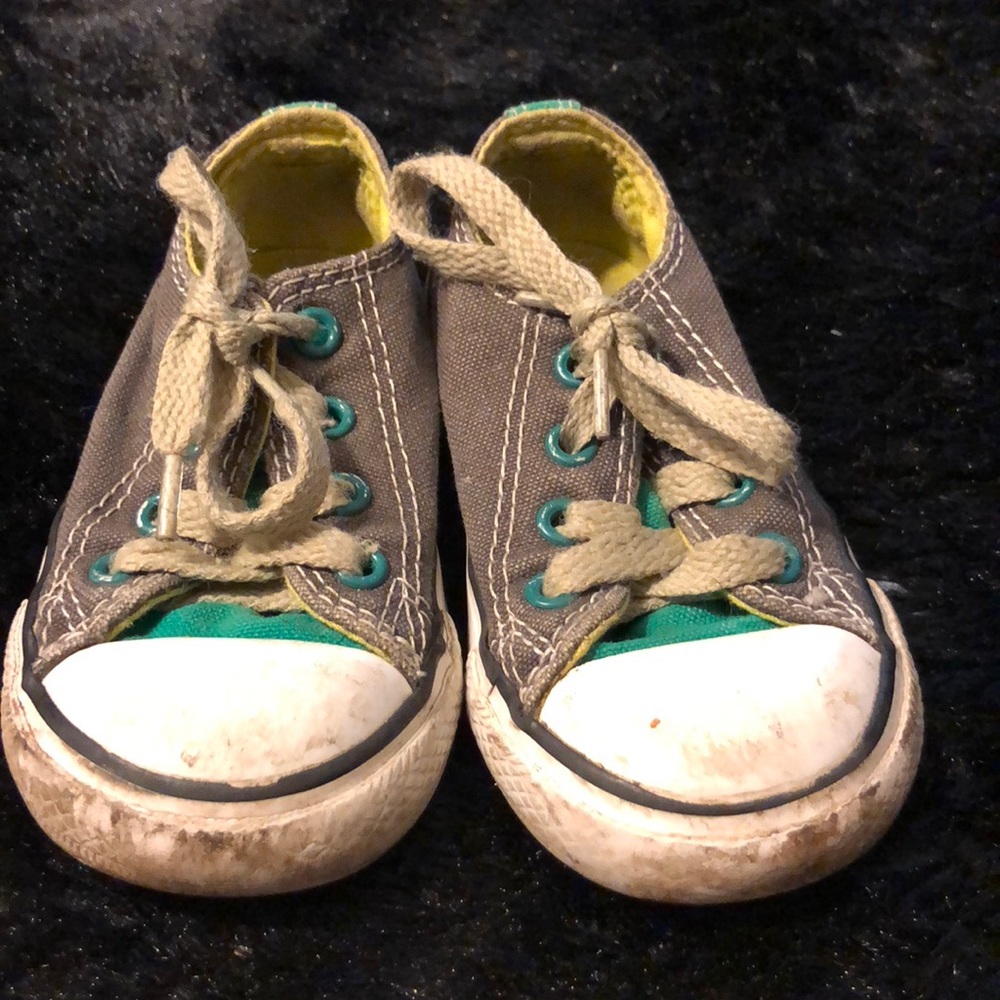 Converse toddler shoes size 6